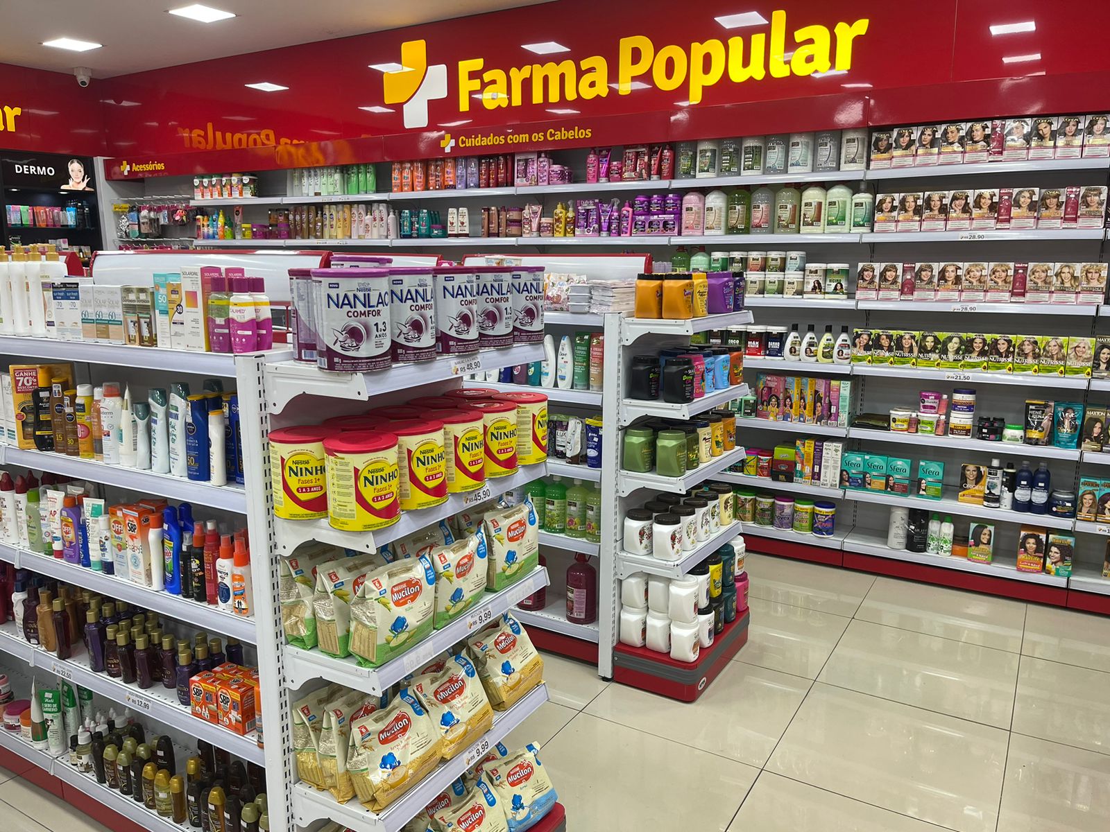 Farmacêutica atendendo cliente com atenção e cuidado