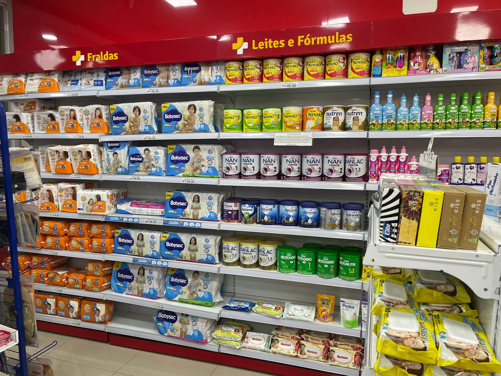 Corredor com ampla variedade de produtos de saúde e bem-estar