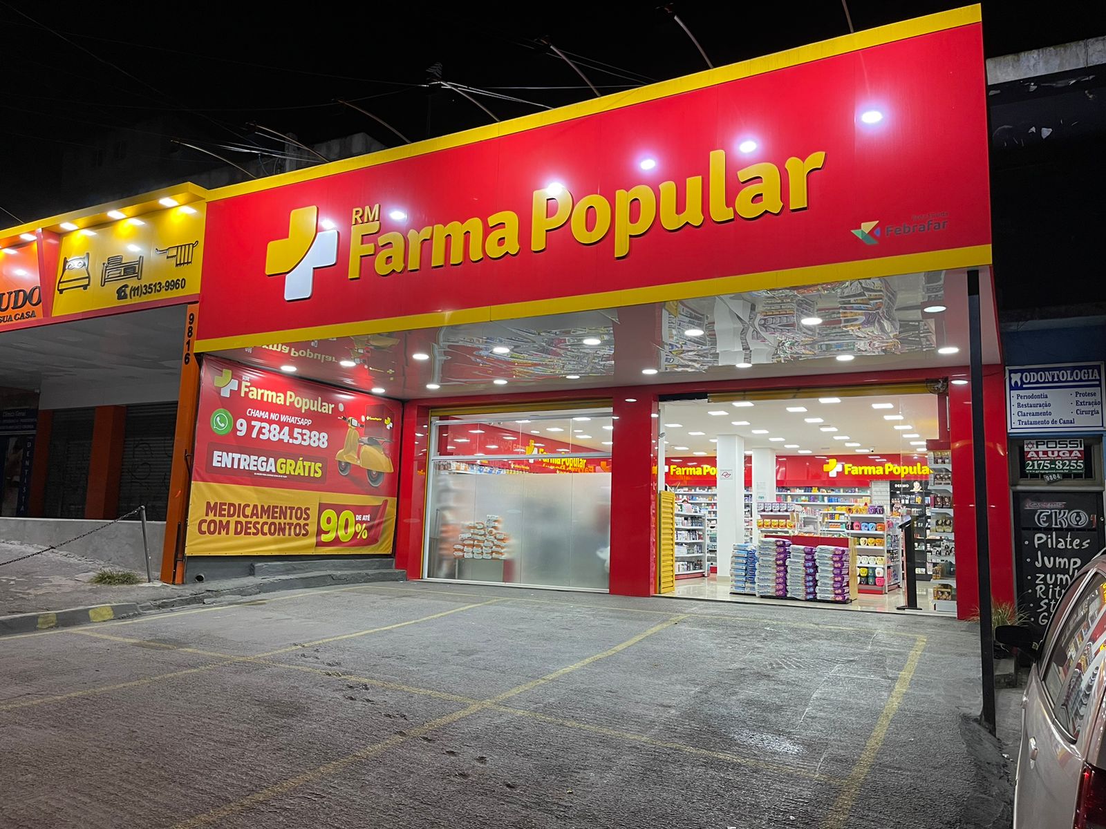 Interior espaçoso e organizado da Drogaria Farma Popular